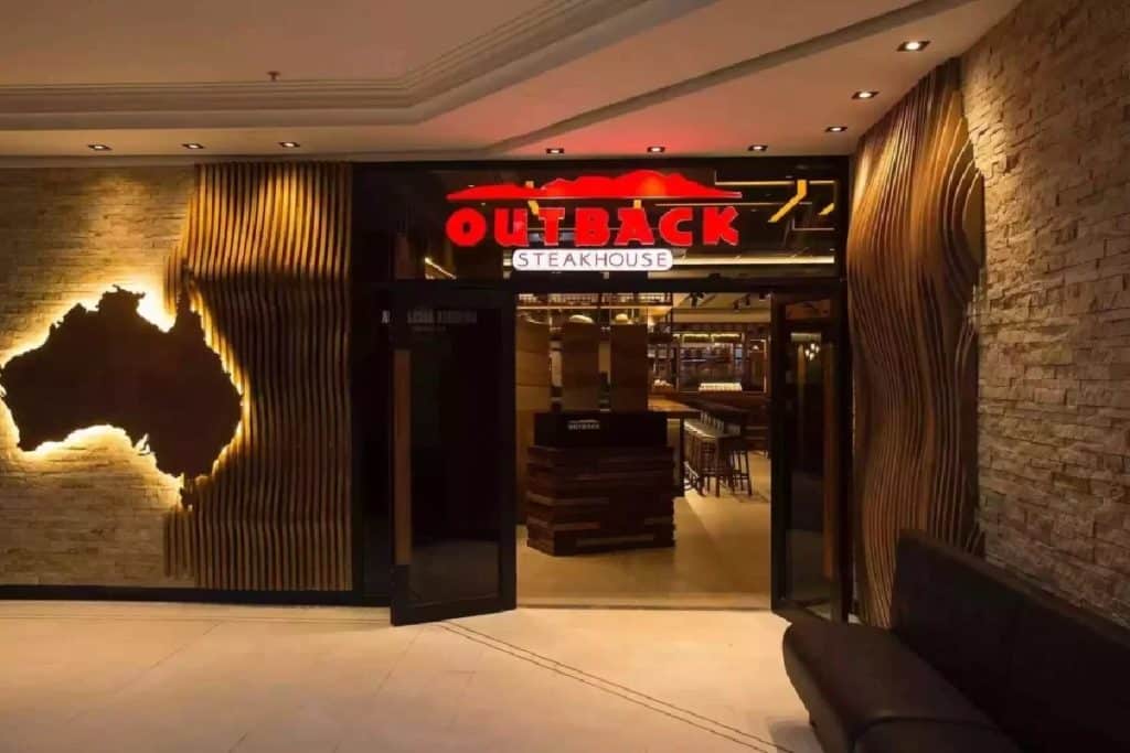 O Outback está chegando a São Carlos, mais precisamente no shopping Iguatemi, e com isso está selecionando pessoas para fazer parte do quadro de funcionários.São 10 vagas entre elas:Assistente AdministrativoAtendente de BarAtendente de RestauranteAuxiliar de CozinhaAuxiliar de DeliveryAuxiliar de Limpeza CozinhaAuxiliar de Limpeza SalãoJovem AprendizRecepcionistaTécnico em ManutençãoPara se inscrever basta clicar no link da plataforma Gupy.io. Os candidatos passarão por várias etapas de seleção até a escolha final. Os escolhidos passarão por treinamento em uma das lojas espalhadas pelo Brasil.SOBRE O OUTBACKO Outback pertence ao grupo Bloomin’ Brands International e faz história no Brasil há mais de 25 anos. Tudo isso é possível porque a marca é construída por pessoas apaixonadas por momentos especiais, que encantam o(a) cliente com o atendimento hospitaleiro, divertido e cheio de Qualidade.Hoje, são mais de 139 restaurantes no país em 49 cidades, 16 estados e Distrito Federal. Todos os restaurantes são liderados por Sócios(as) da Bloomin’, experientes no ramo de alimentação, hospitalidade e gerenciamento de pessoas.