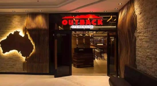 O Outback está chegando a São Carlos, mais precisamente no shopping Iguatemi, e com isso está selecionando pessoas para fazer parte do quadro de funcionários. São 10 vagas entre elas: Assistente Administrativo Atendente de Bar Atendente de Restaurante Auxiliar de Cozinha Auxiliar de Delivery Auxiliar de Limpeza Cozinha Auxiliar de Limpeza Salão Jovem Aprendiz Recepcionista Técnico em Manutenção Para se inscrever basta clicar no link da plataforma Gupy.io. Os candidatos passarão por várias etapas de seleção até a escolha final. Os escolhidos passarão por treinamento em uma das lojas espalhadas pelo Brasil. SOBRE O OUTBACK O Outback pertence ao grupo Bloomin’ Brands International e faz história no Brasil há mais de 25 anos. Tudo isso é possível porque a marca é construída por pessoas apaixonadas por momentos especiais, que encantam o(a) cliente com o atendimento hospitaleiro, divertido e cheio de Qualidade. Hoje, são mais de 139 restaurantes no país em 49 cidades, 16 estados e Distrito Federal. Todos os restaurantes são liderados por Sócios(as) da Bloomin’, experientes no ramo de alimentação, hospitalidade e gerenciamento de pessoas.