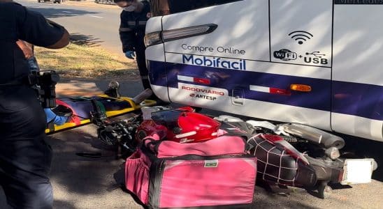 Motociclista vai parar debaixo de ônibus após acidente na Vila Prado