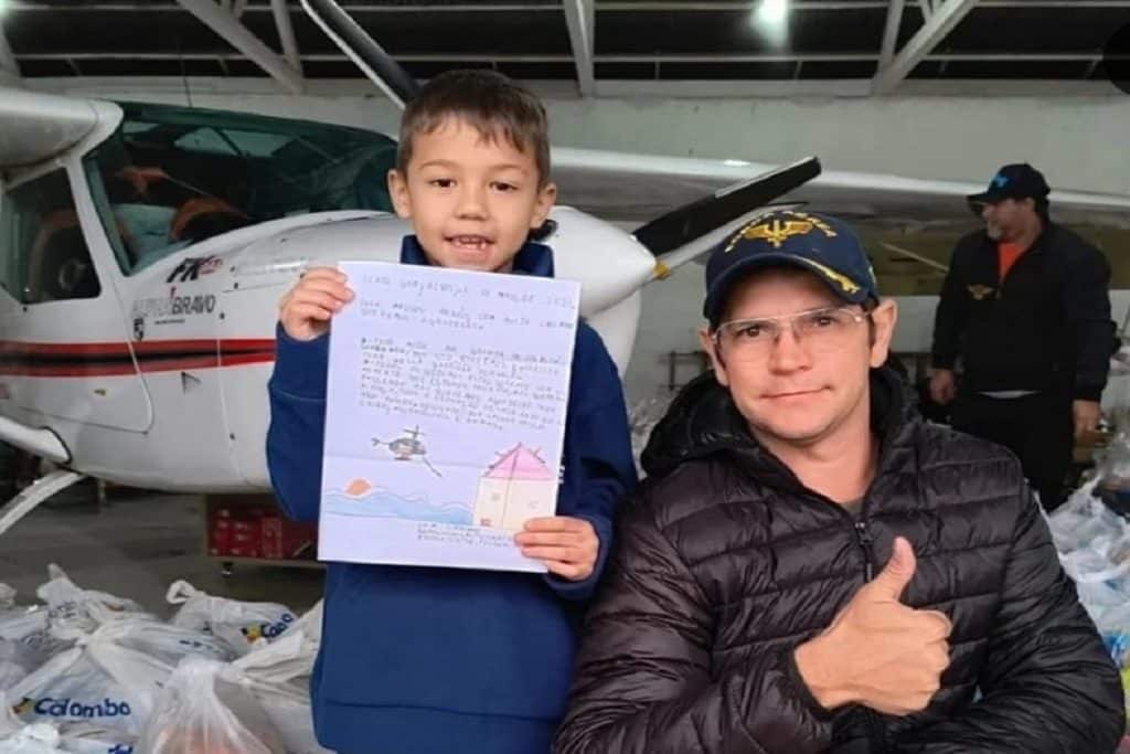 São-carlense de aeronave em missão no RS encontra autor de carta que agradece ajuda