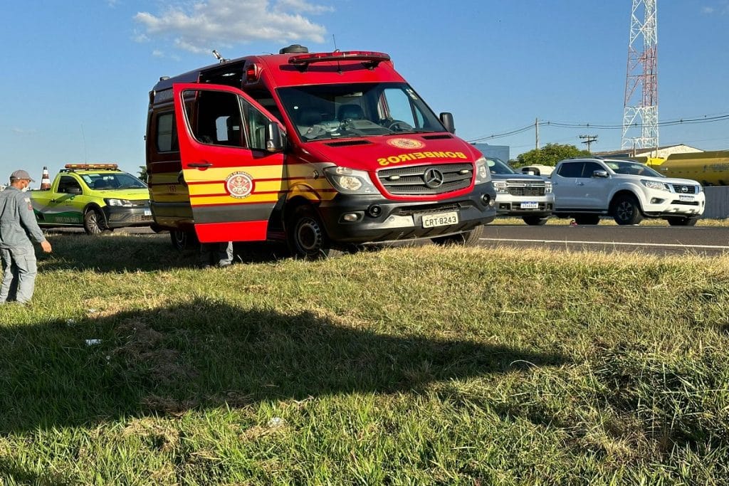 Motociclista fica ferida após acidente na rodovia Washington Luís