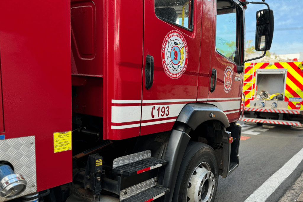 Incêndio atinge residência no Jardim Pacaembu e deixa uma pessoa intoxicada