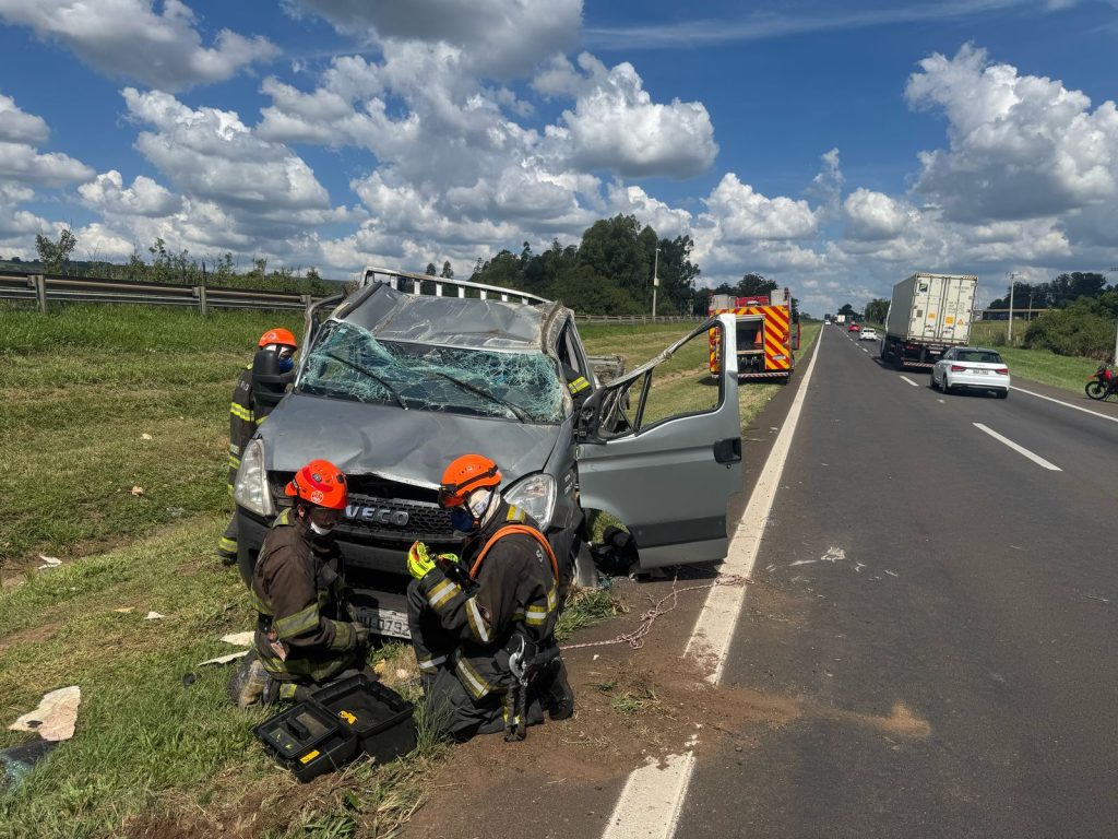 acidente com caminhao deixa transito lento na rodovia washington luis