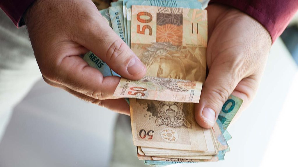 Antecipacao de decimo terceiro salario devera atingir R320 bilhoes 2025