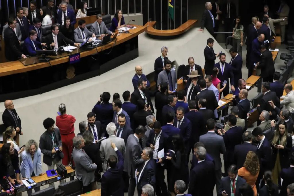 Direito à licença menstrual é aprovado em regime de urgência na Câmara dos Deputados 4 CAMARA 1