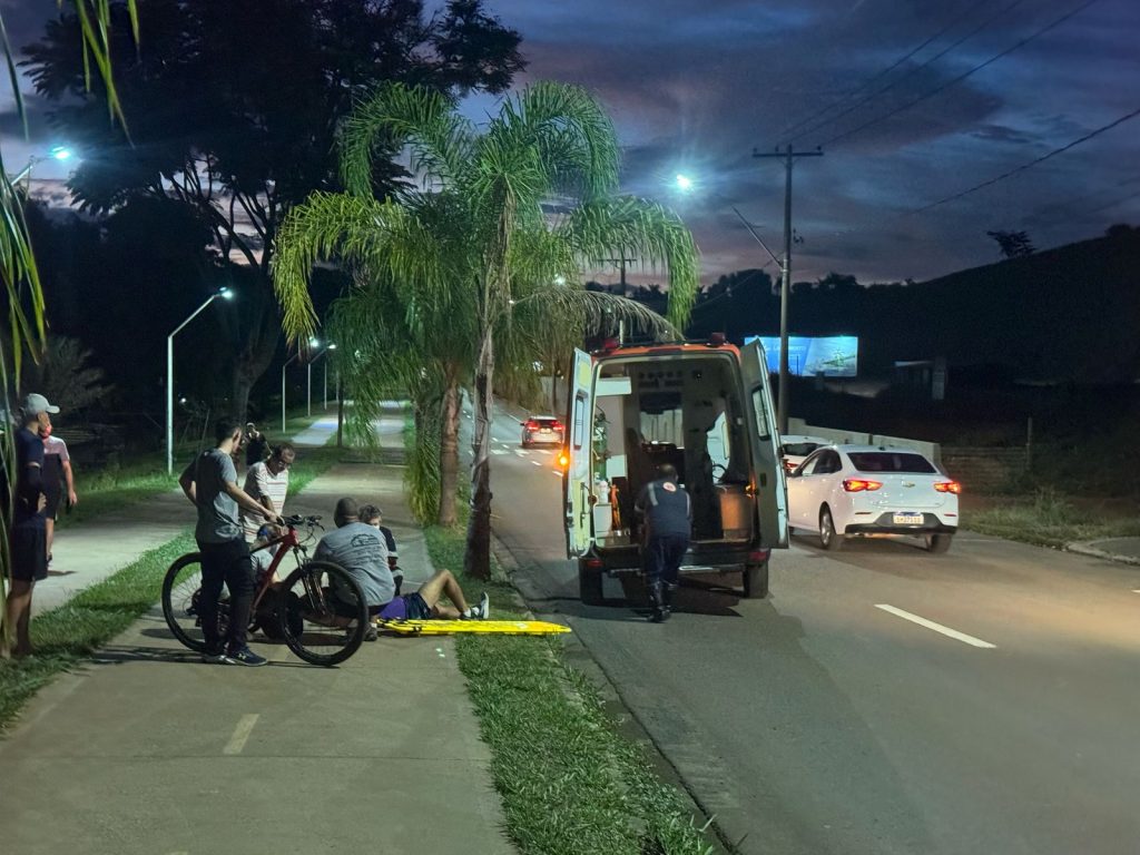 Ciclista sofre queda apos fechada de veiculo na Comendador Alfredo Maffei