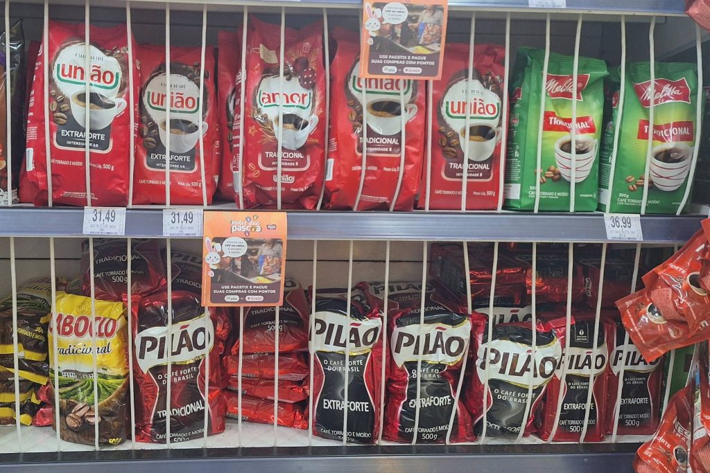 cafe e trancado em supermercado para evitar roubos