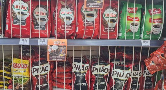 cafe e trancado em supermercado para evitar roubos