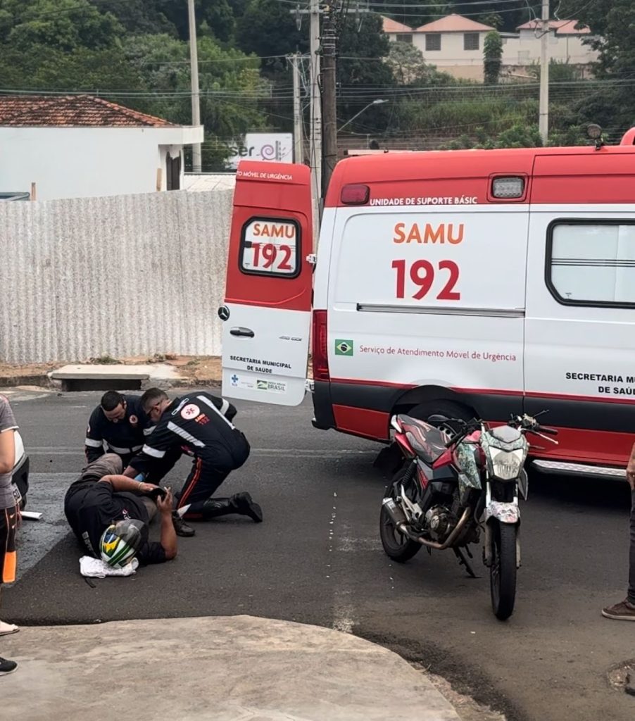 motorista nao respeita pare e atinge entregador de jornais