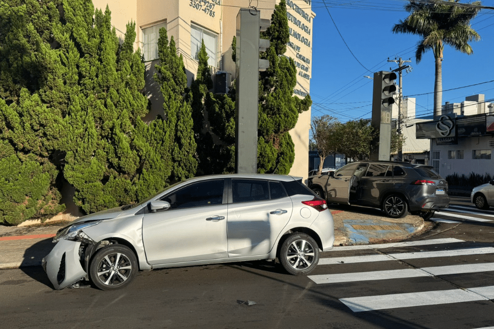colisao carros avenida carlos botelho