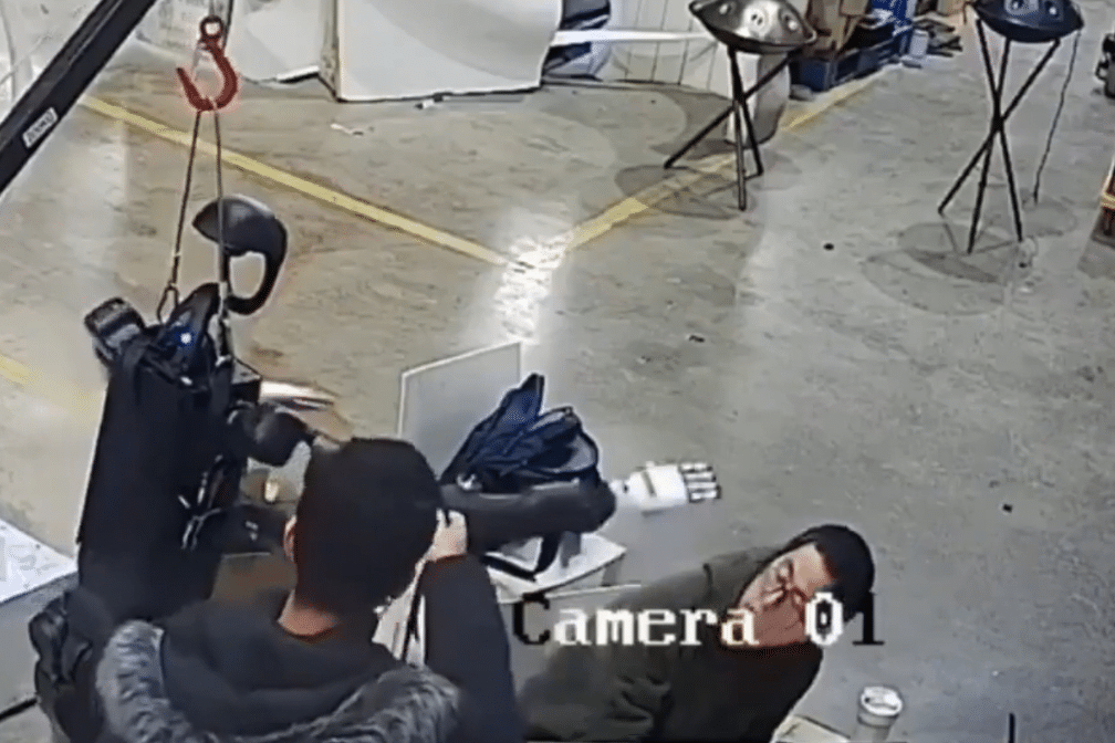 robo ataca homem na china