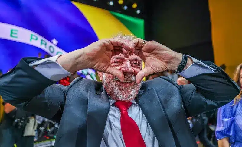 Brasil bate recorde de impostos, mas ainda deve fechar 2025 no vermelho 4 LULA CORACAO STUCKERT