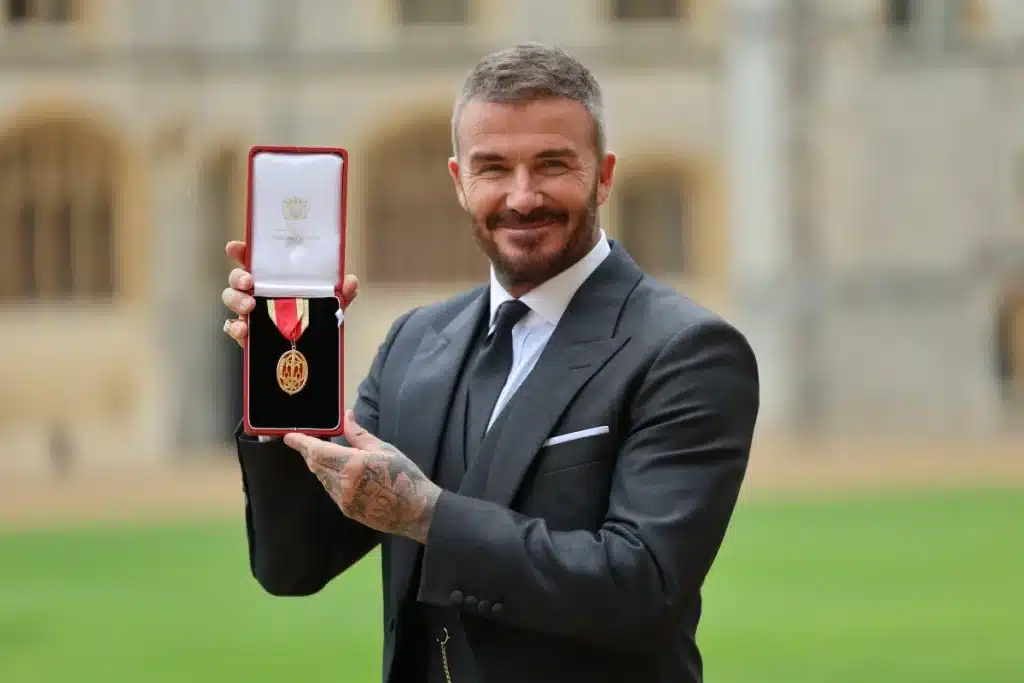 “Sir David Beckham”: ex-jogador é condecorado e entra para o seleto grupo de lendas britânicas 4 Beckham condecorado