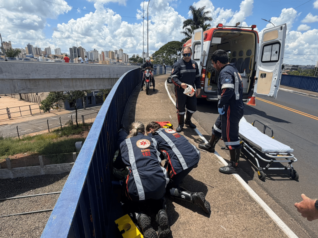 Motociclista fica ferido após perder controle em curva próxima à ...