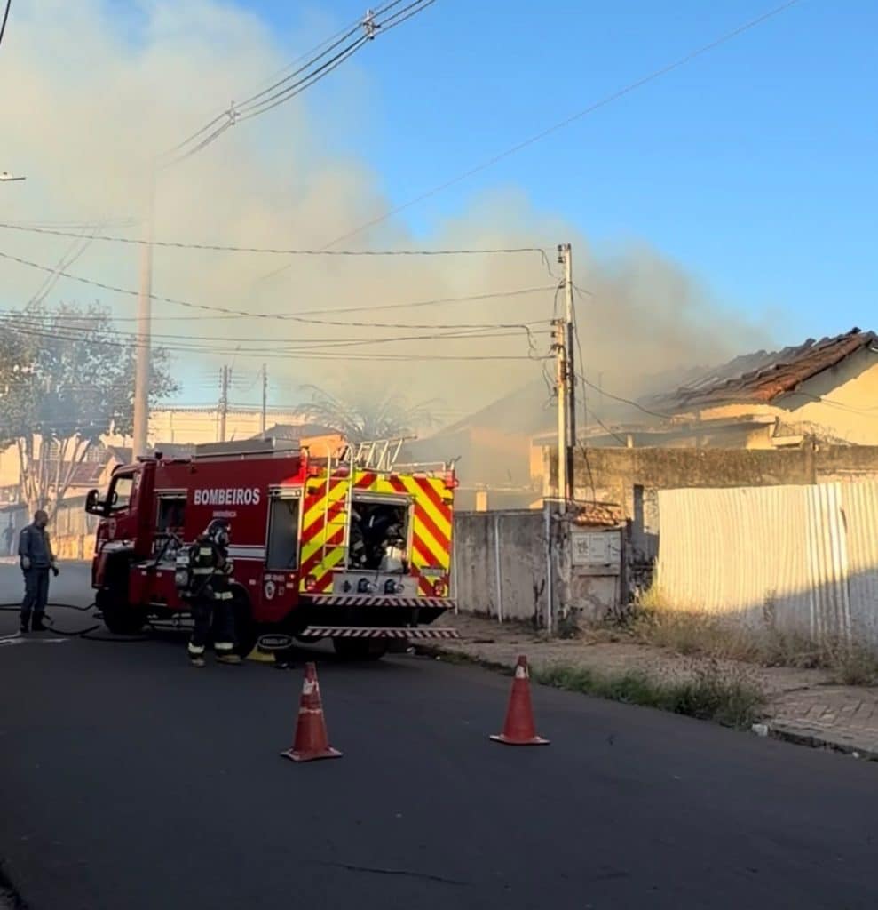 Incêndio mobiliza Corpo de Bombeiros na tarde deste sábado em São Carlos 4 IMG 20260822 WA0096