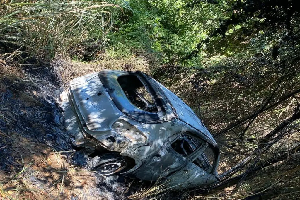 Carro queimado é encontrado no Balneário do 29 em São Carlos; polícia investiga o caso 4 carro 6