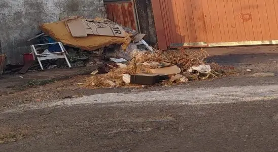 Moradores do bairro Maria Stella Faga denunciam acúmulo de entulho e lixo na Rua Quinto Paladini 9 LIXO