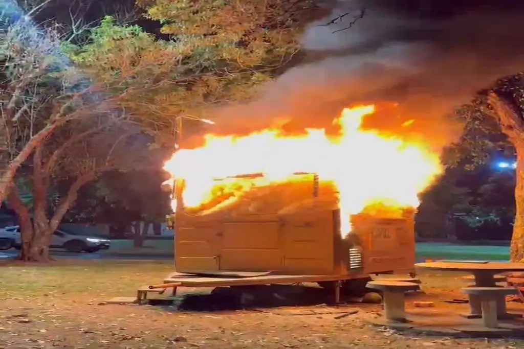 Incêndio destrói trailer de vendedor de caldo de cana em São Carlos 4 trailer