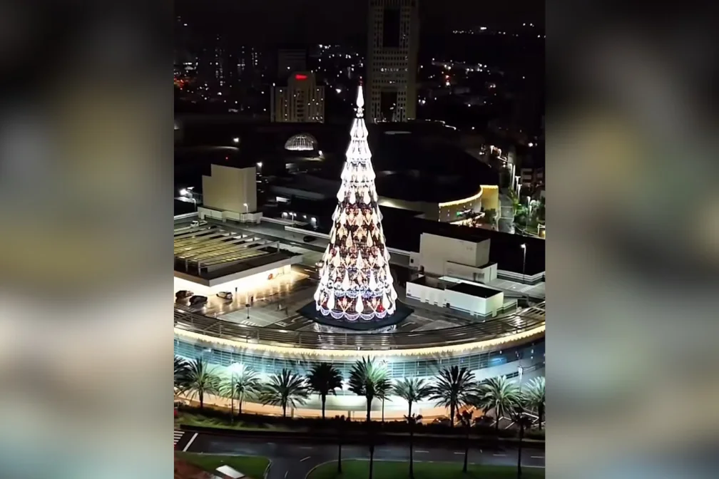 Árvore de Natal do Ribeirão Shopping começa a ser montada e marca chegada do clima natalino na região 4 arvore de natal