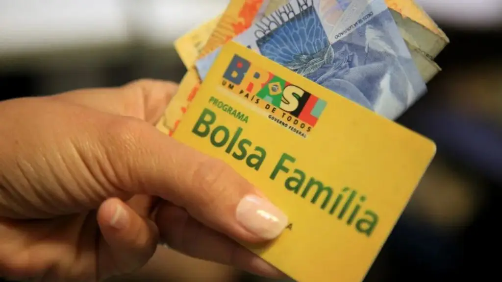 Quem mora sozinho pode receber Bolsa Família? Veja as regras 4 viver 4 4