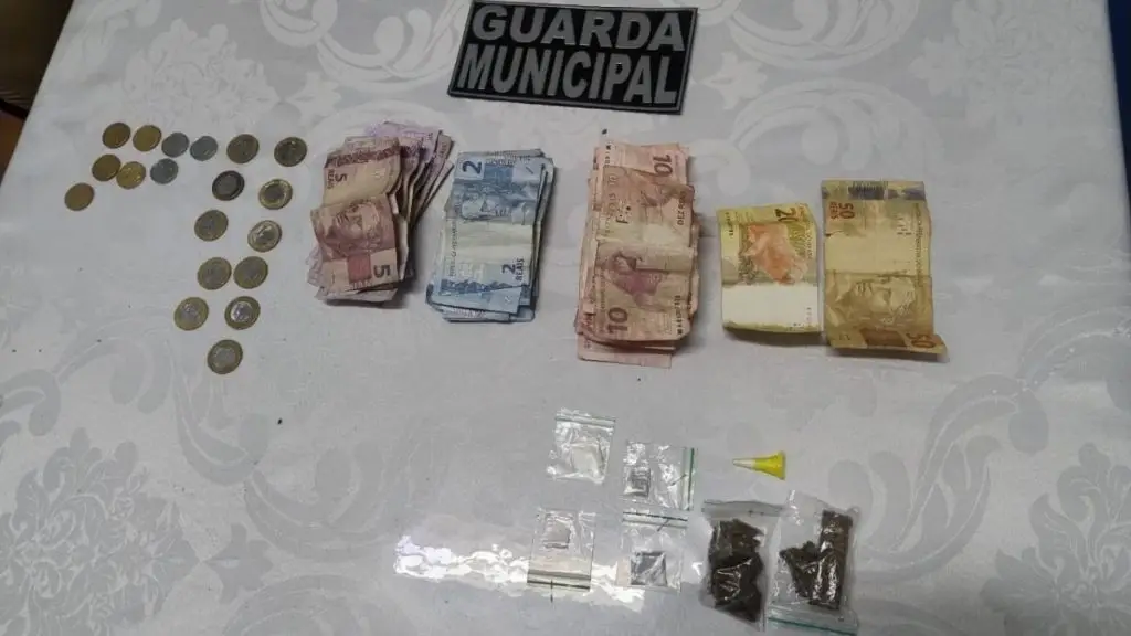 Fuga durante patrulhamento termina com apreensão de drogas e dinheiro em Ibaté 4 viver 12 5