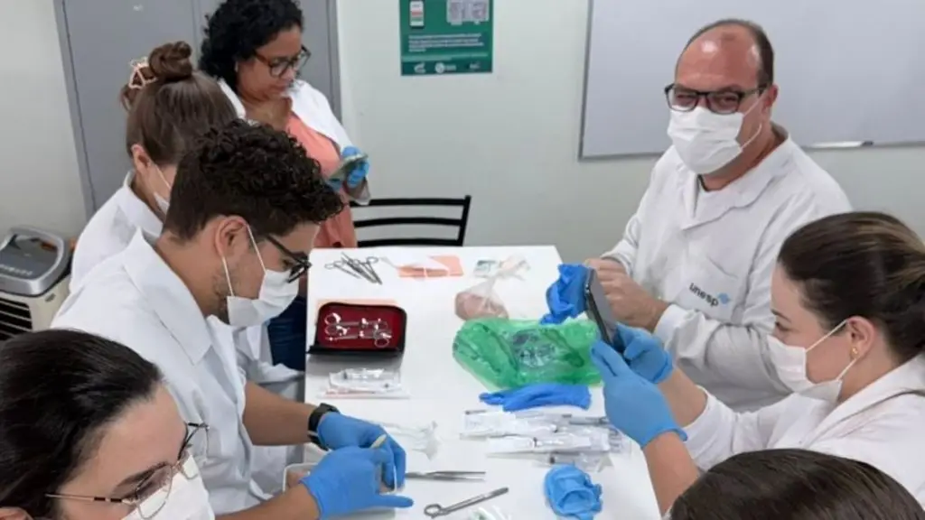 Curso de sutura capacita enfermeiros de São Carlos e da Região 4 viver 2026 01 28T181945.945