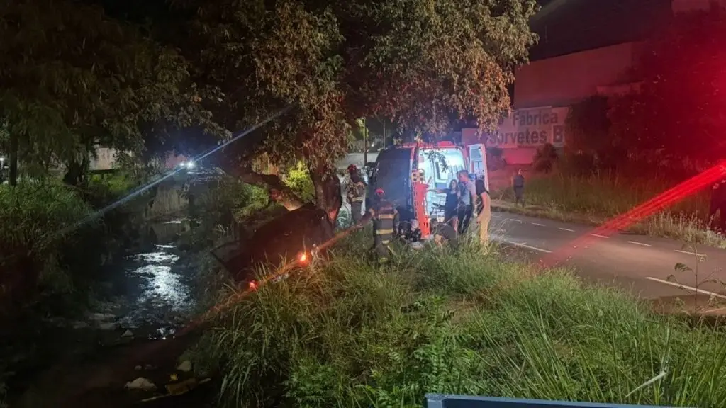 Motorista perde controle de veículo e quase cai em córrego em São Carlos 4 viver 5