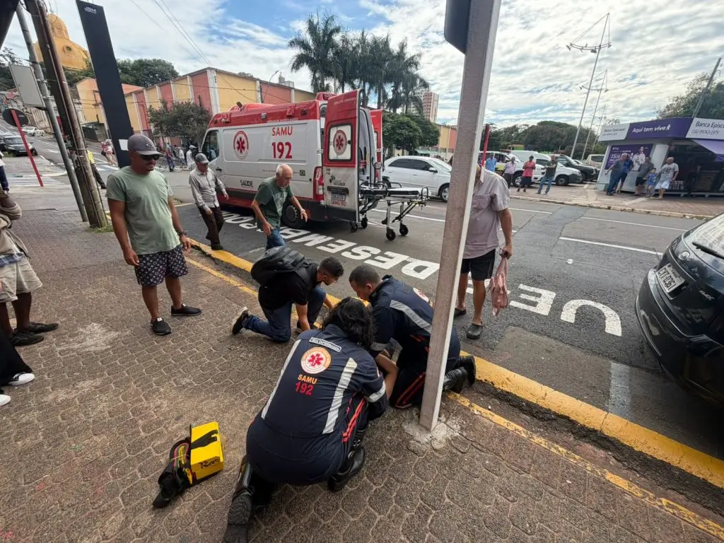 Idosa fica ferida após cair ao sair de carro no Centro de São Carlos 4 IMG 20260221 WA0072