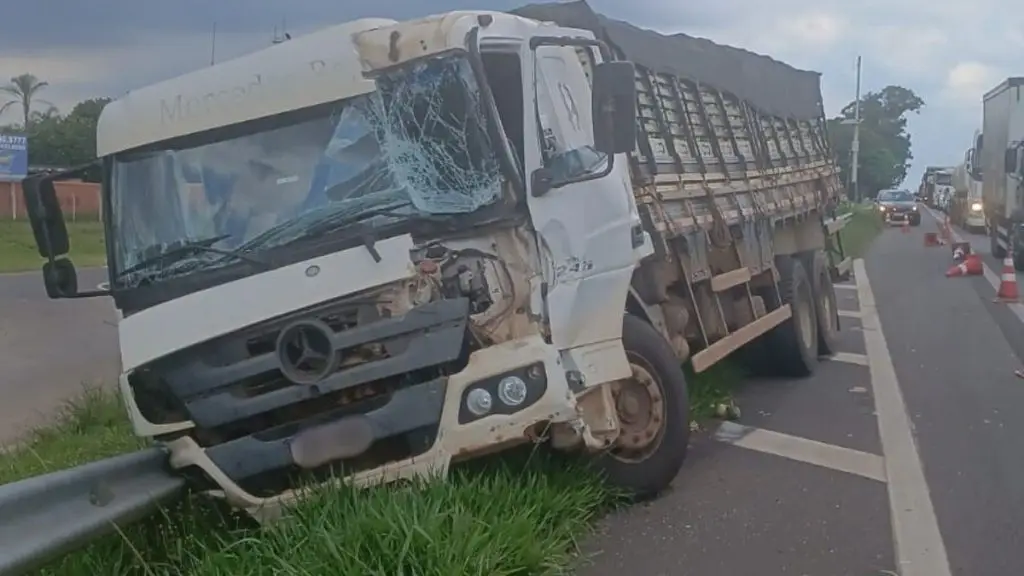 Acidente envolvendo dois caminhões é registrado em área de obras na Washington Luís 4 viver 1 5