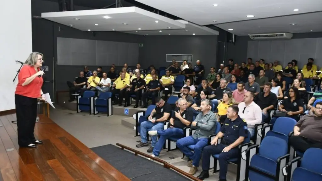 Palestra sobre Inteligência Emocional reúne forças de segurança no paço municipal 4 viver 30 4