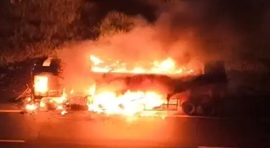 Caminhão carregado com açúcar pega fogo na Washington Luís em Ibaté 1 viver 15 3