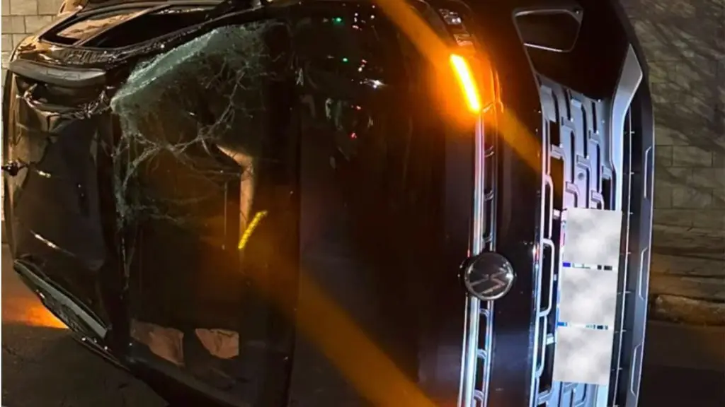 Colisão entre veículos termina com carro tombado no Centro de São Carlos durante a madrugada do feriado 4 Design sem nome 34 1