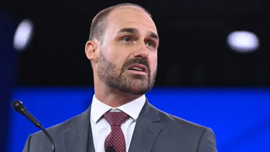 PF conclui processo e decide pela demissão de Eduardo Bolsonaro por abandono de cargo 4 Design sem nome 89