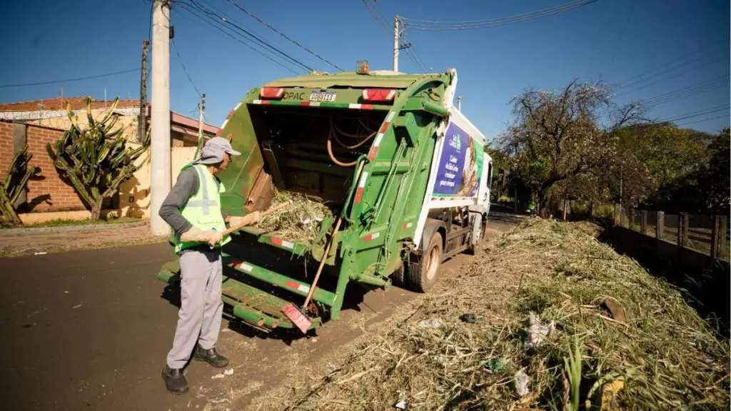 Prefeitura acrescenta caminhão compactador para acelerar limpeza e roçagem na cidade 4 Design sem nome 12 5