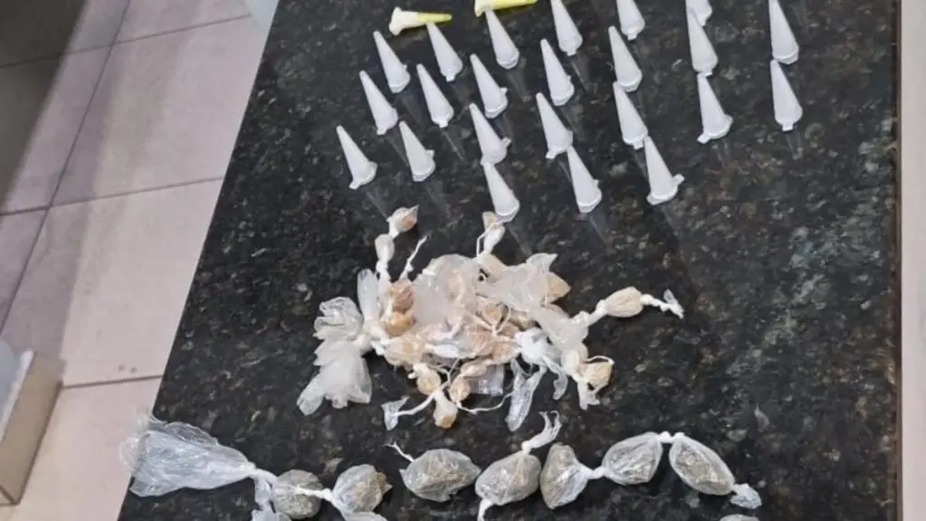 ROCAM prende suspeito por tráfico de drogas e apreende cocaína, crack, maconha e máquina de cartão no Cidade Aracy 4 Design sem nome 19