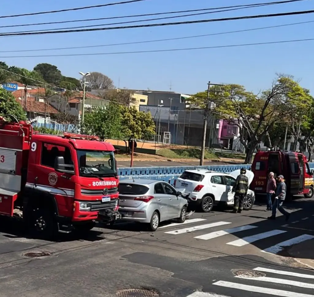 Colisão no Centro mobiliza Corpo de Bombeiros e moradores pedem semáforo 4 IMG 20260815 WA0043