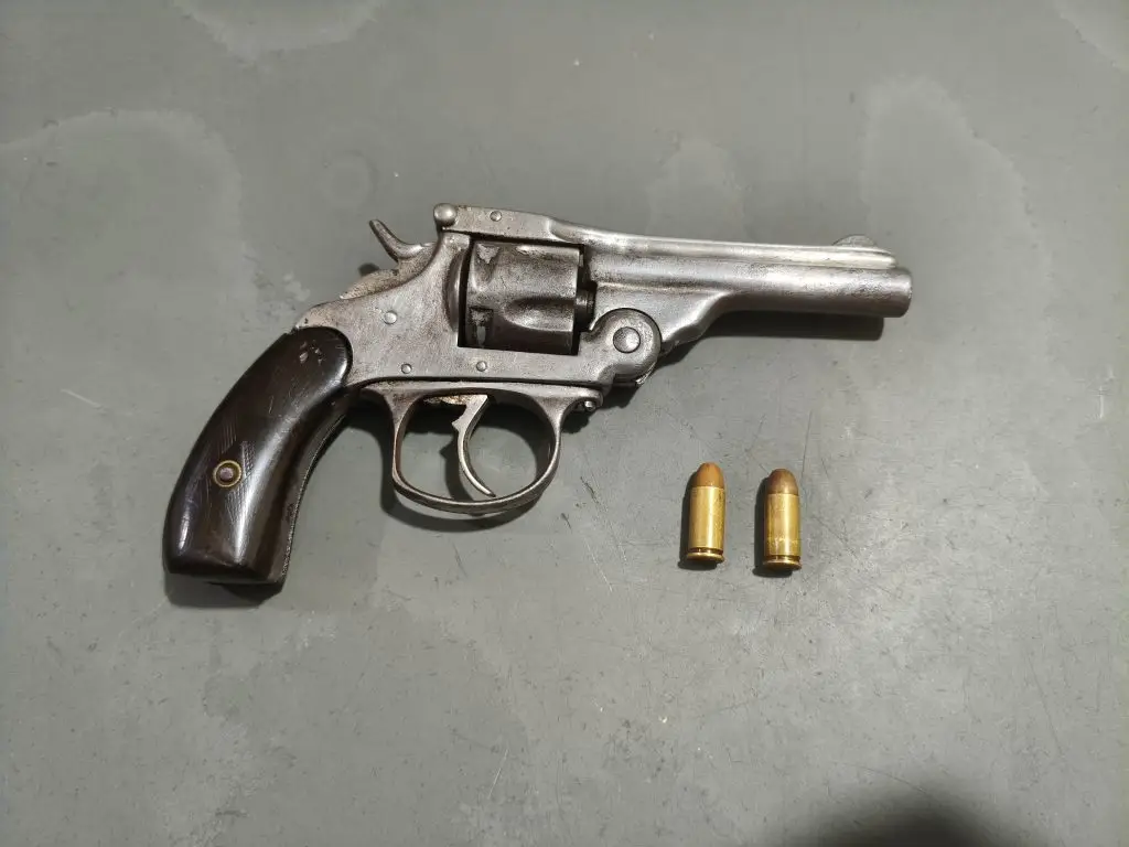 Homem é preso pela Polícia Militar com revólver e munições no Centro de São Carlos 4 IMG 20260829 WA00301