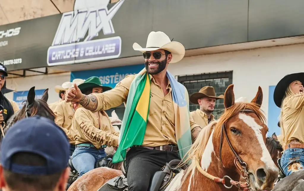 Gusttavo Lima “toma conta” das ruas de Barretos e lidera cavalgada com Andressa Suita e famosos 4 image 12