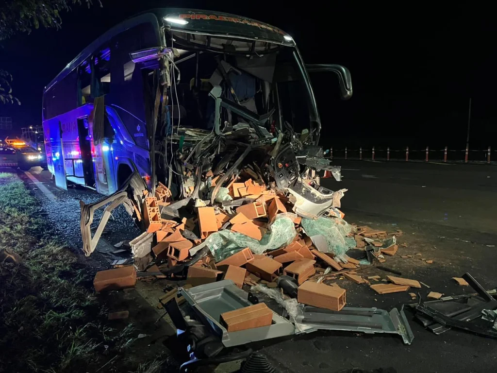 Colisão entre ônibus e caminhão deixa motorista m*rto e cinco pessoas feridas na Washington Luís 4 image 227