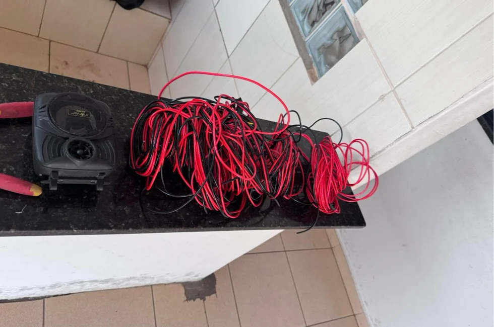 Dois homens são presos após furto de fios em residência e fuga pelos telhados em São Carlos 4 image 232