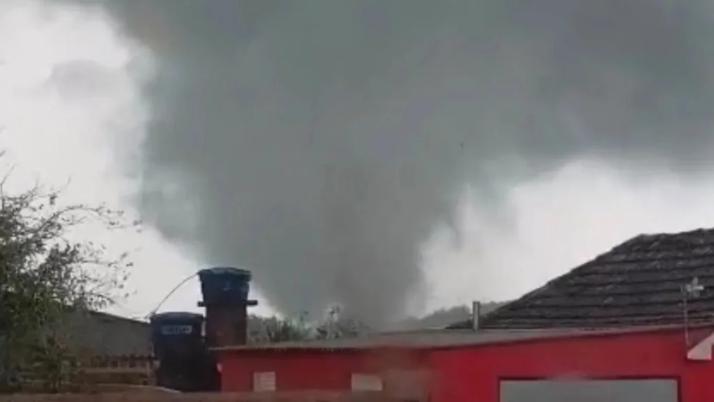 Ciclone-bomba provoca tornado e deixa cenário de destruição no Rio Grande do Sul 4 image 51