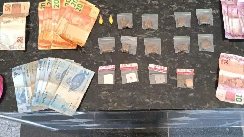Jovem é presa com cocaína, maconha e “Dry” em praça de Ibaté 4 Design sem nome 19 1
