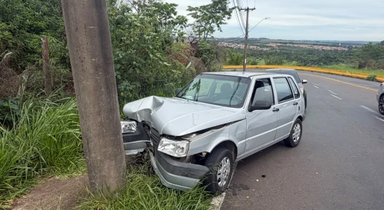 Motorista perde o controle e bate contra poste na serra do Cidade Aracy 9 image 32